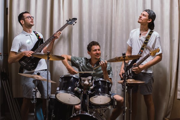 Evergreen Dudes live in Lana